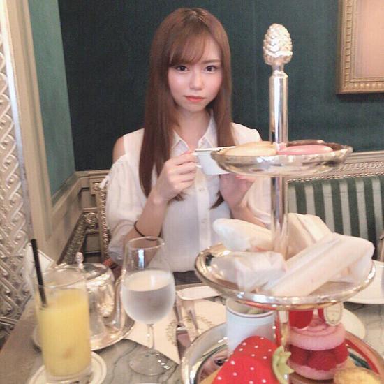 夏安秋季时尚晒裙装照引发热议 LPL赛事关注度提升