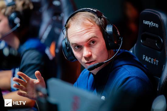 BLAST巅峰赛S2涂装大巴亮相香港吸引众多目光